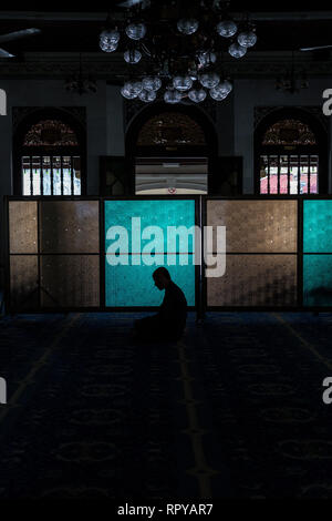 Uomo che prega nel Kampung Kling moschea, Melaka, Malaysia. Foto Stock