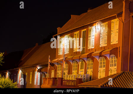 Stadthuys di notte, ex olandese di residenza del governatore e il Municipio, costruito 1650. Malacca, Malaysia. Foto Stock