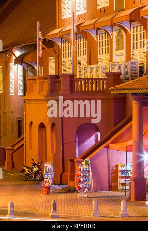 Stadthuys di notte, ex olandese di residenza del governatore e il Municipio, costruito 1650. Malacca, Malaysia. Foto Stock