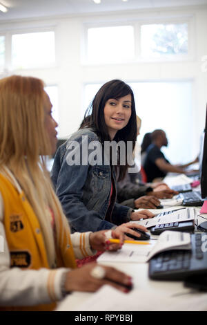 Adulti in una ulteriore istruzione college per studiare l'accesso per ulteriore educazione Foto Stock