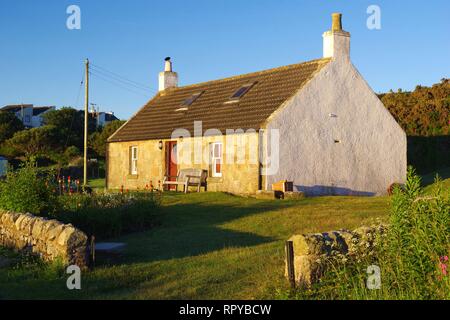 Piccola pietra Fishermans Cottage da Crail Società Golf Campo da golf su un estati soleggiate mattina. Fife Ness, Fife, Scozia, Regno Unito. Foto Stock