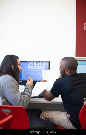 Adulti in una ulteriore istruzione college per studiare l'accesso per ulteriore educazione Foto Stock