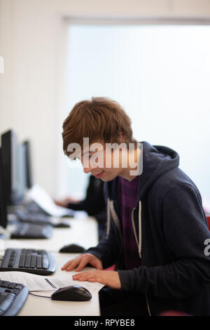 Adulti in una ulteriore istruzione college per studiare l'accesso per ulteriore educazione Foto Stock