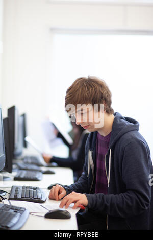 Adulti in una ulteriore istruzione college per studiare l'accesso per ulteriore educazione Foto Stock