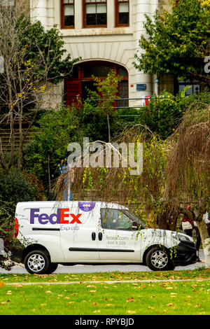 FedEx Van parcheggiato a Bogazici University Campus, Istanbul, Turchia. Foto Stock