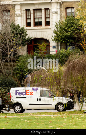 FedEx Van parcheggiato a Bogazici University Campus, Istanbul, Turchia. Foto Stock