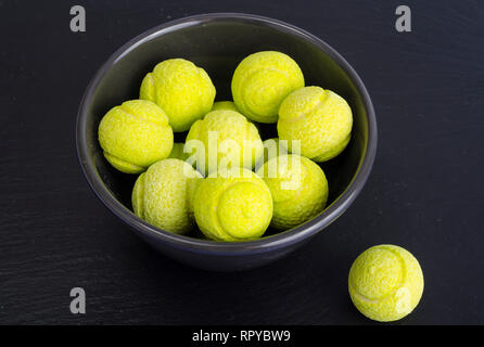 Le sfere rotonde di masticare caramelle su sfondo nero. Foto Studio Foto Stock