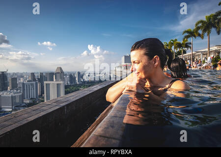 La meravigliosa terrazza sul tetto piscina infinity a Singapore Foto Stock