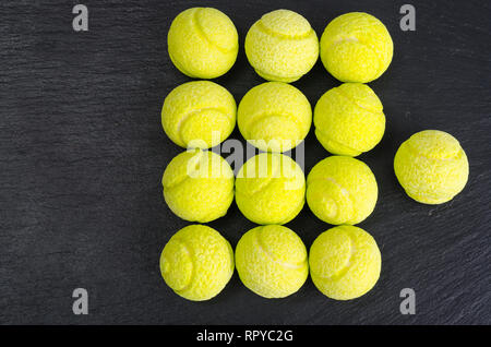 Le sfere rotonde di masticare caramelle su sfondo nero. Foto Studio Foto Stock