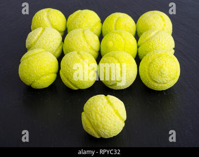 Le sfere rotonde di masticare caramelle su sfondo nero. Foto Studio Foto Stock