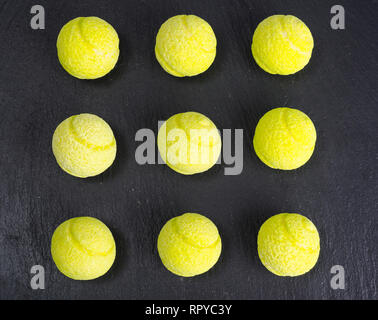 Le sfere rotonde di masticare caramelle su sfondo nero. Foto Studio Foto Stock