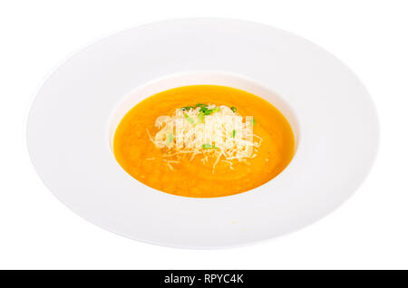 Minestra con formaggio grattugiato isolati su sfondo bianco. Foto Studio Foto Stock