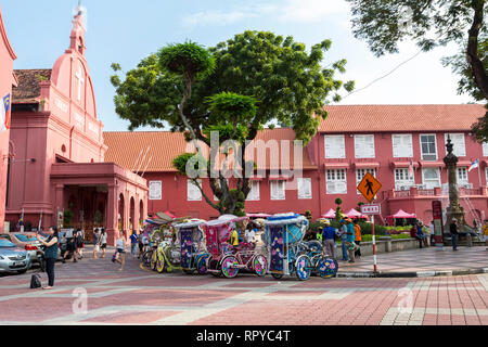 Stadthuys, olandese ex residenza del governatore e il Municipio, costruito 1650. La Chiesa di Cristo, costruito 1753, sulla sinistra. Trishaws per turisti in primo piano. Me Foto Stock