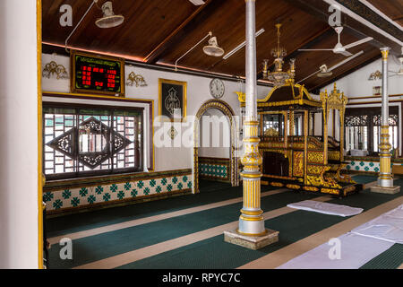 La Moschea Tranquerah, Masjid Tranquerah, Melaka, Malaysia. Mihrab in centro, elaborata in stile malese Minbar alla destra del centro. Foto Stock