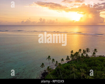 Una veduta aerea di Muri Laguna a sunrise Rarotonga nelle Isole Cook Foto Stock