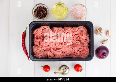 Carni macinate in nero nel contenitore di plastica. Foto Studio Foto Stock