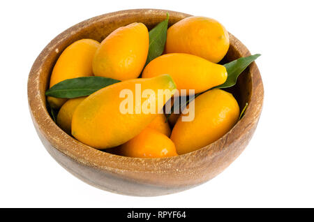 Mature arancio dolce kumquat nella ciotola di legno. Foto Studio Foto Stock