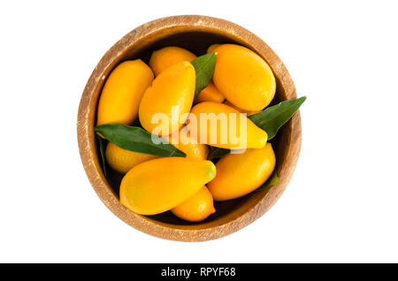 Mature arancio dolce kumquat nella ciotola di legno. Foto Studio Foto Stock