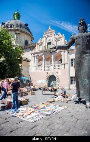 Il mercato del libro di seconda mano in via Pidvalna, vicino alla statua del primo editore ucraino, Ivan Fedorov, nella città vecchia di Leopoli, in Ucraina. Foto Stock