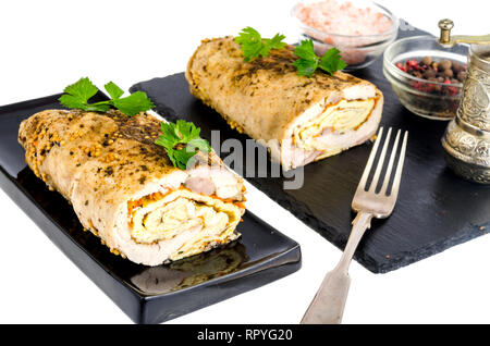 Carne di pollo rotoli con uovo frittelle e carote. Foto Studio Foto Stock