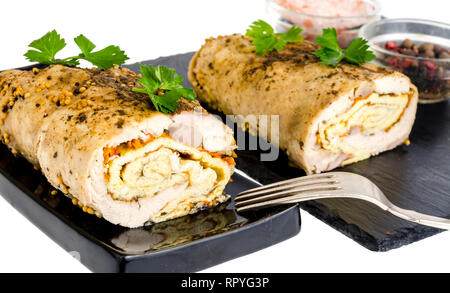 Carne di pollo rotoli con uovo frittelle e carote. Foto Studio Foto Stock