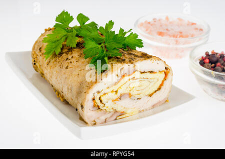 Carne di pollo rotoli con uovo frittelle e carote. Foto Studio Foto Stock