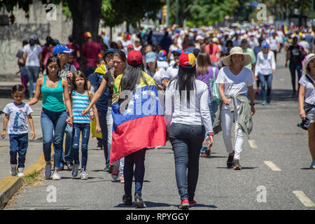 I cittadini di Caracas si sono riuniti a La Carlota air base per chiedere le forze armate per consentire aiuti umanitari in Venezuela e deporre le armi f Foto Stock