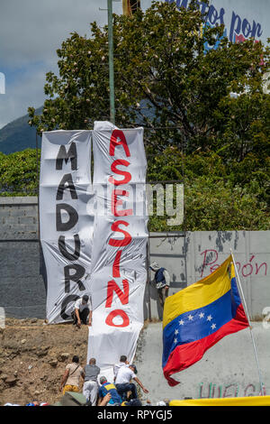 I cittadini di Caracas si sono riuniti a La Carlota air base per chiedere le forze armate per consentire aiuti umanitari in Venezuela e deporre le armi f Foto Stock