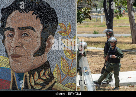 I cittadini di Caracas si sono riuniti a La Carlota air base per chiedere le forze armate per consentire aiuti umanitari in Venezuela e deporre le armi f Foto Stock