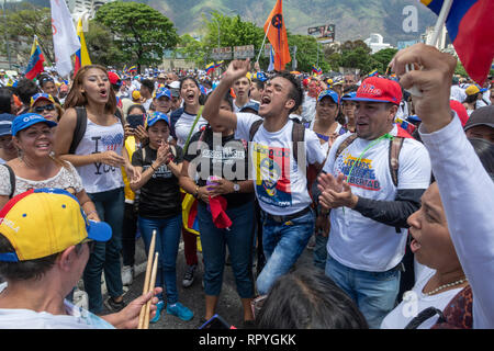 I cittadini di Caracas si sono riuniti a La Carlota air base per chiedere le forze armate per consentire aiuti umanitari in Venezuela e deporre le armi f Foto Stock