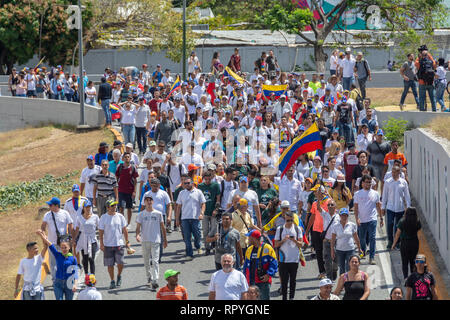 I cittadini di Caracas si sono riuniti a La Carlota air base per chiedere le forze armate per consentire aiuti umanitari in Venezuela e deporre le armi f Foto Stock