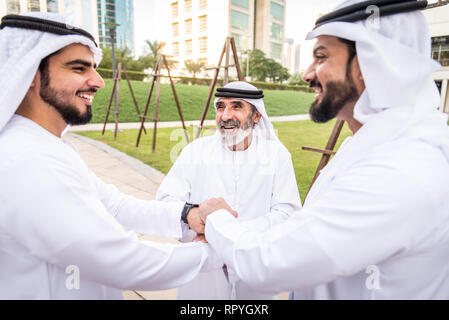 Gruppo di imprenditori arabo con kandura sale riunioni all'aperto negli EMIRATI ARABI UNITI - medio-orientali di uomini in Dubai Foto Stock