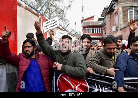 Srinagar Kashmir. Il 23 febbraio, 2019. I sostenitori della Conferenza Nazionale (NC), a mainstream partito politico sono visti gridando slogan durante la protesta a Srinagar.La Conferenza Nazionale (NC) ha organizzato una marcia di protesta a Srinagar contro gli attacchi su del Kashmir nel Jammu e in altre parti del paese dopo almeno 40 Riserva centrale forza di polizia (CRPF) personale erano stati uccisi il 14 feb. Credito: Saqib Majeed SOPA/images/ZUMA filo/Alamy Live News Credito: ZUMA Press, Inc./Alamy Live News Foto Stock