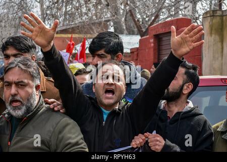 Srinagar Kashmir. Il 23 febbraio, 2019. Un sostenitore della Conferenza Nazionale (NC), a mainstream partito politico visto gridando slogan durante la protesta a Srinagar.La Conferenza Nazionale (NC) ha organizzato una marcia di protesta a Srinagar contro gli attacchi su del Kashmir nel Jammu e in altre parti del paese dopo almeno 40 Riserva centrale forza di polizia (CRPF) personale erano stati uccisi il 14 feb. Credito: Saqib Majeed SOPA/images/ZUMA filo/Alamy Live News Credito: ZUMA Press, Inc./Alamy Live News Foto Stock