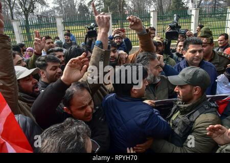 Srinagar Kashmir. Il 23 febbraio, 2019. Un poliziotto visto arrestando i sostenitori della Conferenza Nazionale (NC), un politico mainstream da procedendo avanti durante la protesta a Srinagar.La Conferenza Nazionale (NC) ha organizzato una marcia di protesta a Srinagar contro gli attacchi su del Kashmir nel Jammu e in altre parti del paese dopo almeno 40 Riserva centrale forza di polizia (CRPF) personale erano stati uccisi il 14 feb. Credito: Saqib Majeed SOPA/images/ZUMA filo/Alamy Live News Credito: ZUMA Press, Inc./Alamy Live News Foto Stock