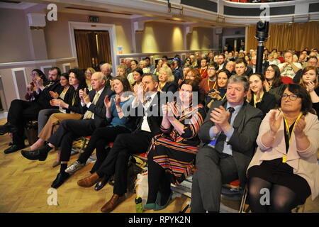 Hamilton, Scotland, Regno Unito. Il 23 febbraio, 2019. (L-R) Sir Vince il cavo MP - Leader del gruppo del Partito europeo dei liberali democratici parte; Jo Swinson MP - Depute leader del gruppo del Partito europeo dei liberali democratici parte; Alex Cole-Hamilton MSP; annonymous; Alistair Carmichael MP; Christine Jardine MSP. Scozzese del gruppo del Partito europeo dei liberali democratici di leader di partito, Willie Rennie MSP dà un discorso a parte conferenza di primavera 2019. Credito: Colin Fisher/Alamy Live News Foto Stock