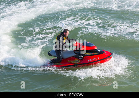 Bournemouth, Dorset, Regno Unito. 23 febbraio 2019. Tempo nel Regno Unito: I jetski emozionano i visitatori della spiaggia di Bournemouth con le loro abilità acrobatiche e trucchi in una calda giornata di sole. I jet ski i jet ski i jetski i jetski i jet ski i jet ski i jet ski i jetski i jetski gli ski i jet ski i jet ski i jet ski i jet ski i moto d'acqua. Credit: Carolyn Jenkins/Alamy Live News Foto Stock