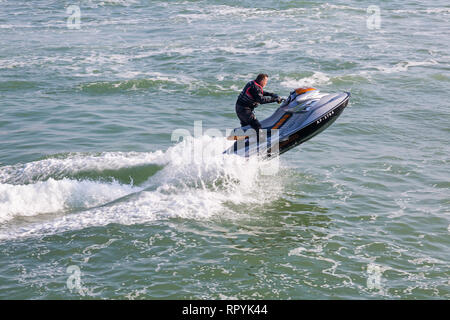 Bournemouth, Dorset, Regno Unito. 23 febbraio 2019. Tempo nel Regno Unito: I jetski emozionano i visitatori della spiaggia di Bournemouth con le loro abilità acrobatiche e trucchi in una calda giornata di sole. I jet ski i jet ski i jetski i jetski i jet ski i jet ski i jet ski i jetski i jetski gli ski i jet ski i jet ski i jet ski i jet ski i moto d'acqua. Credit: Carolyn Jenkins/Alamy Live News Foto Stock