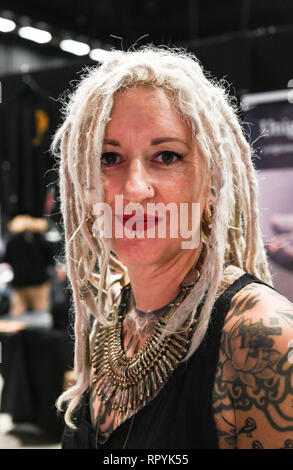 Brighton Regno Unito 23 Febbraio 2019 - Nerina a 12th Annual Brighton Tattoo Convention tenutasi nel centro di Brighton per tutto il weekend con oltre 300 world class tattooists prendendo parte Credito: Simon Dack/Alamy Live News Foto Stock