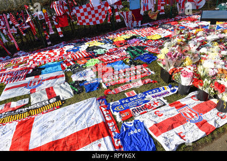 Stoke-on-Trent, Staffordshire, Regno Unito. Il 23 febbraio, 2019. Gli oggetti lasciati dai tifosi di calcio in memoria di Gordon banche OBE durante il cielo di scommessa match del campionato tra Stoke City e Aston Villa al Britannia Stadium di Stoke-on-Trent sabato 23 febbraio 2019. (Credit: Jon Hobley | MI News) Credito: MI News & Sport /Alamy Live News Foto Stock