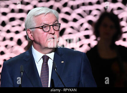 Amburgo, Germania. Il 23 febbraio, 2019. Il Presidente federale Frank-Walter Steinmeier parla alla Elbphilharmonie durante la cerimonia segna il centesimo compleanno di ex cancelliere federale Helmut Schmidt (SPD). Credito: Daniel Bockwoldt/dpa/Alamy Live News Foto Stock