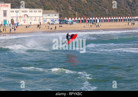 Bournemouth, Dorset, Regno Unito. 23 febbraio 2019. Tempo in Gran Bretagna: Bella giornata calda e soleggiata a Bournemouth, mentre i visitatori si dirigono verso il mare per godersi il sole alle spiagge di Bournemouth. Gli appassionati di moto d'acqua potranno provare la spiaggia di Bournemouth con le loro abilità acrobatiche e i loro trick. Gli appassionati di moto d'acqua, gli appassionati di moto d'acqua, gli appassionati di moto d'acqua, gli appassionati di moto d'acqua, gli appassionati di moto d'acqua, gli appassionati di moto d'acqua, gli appassionati di moto Credit: Carolyn Jenkins/Alamy Live News Foto Stock