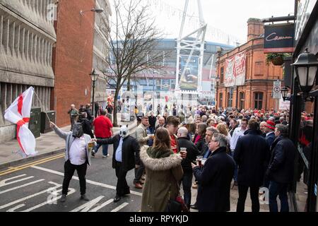 Cardiff, Galles, UK. Il 23 febbraio 2019. Tifosi fuori terra come atmosfera costruisce in Cardiff City Centre in anticipo del Guinness Sei Nazioni di rugby match tra Galles e Inghilterra. Foto Stock