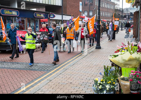 Maidenhead, Berkshire, Regno Unito. Il 23 febbraio, 2019. Matt Rodda, manodopera MP per la lettura di Oriente, unisce i membri del Windsor e Maidenhead rami del partito laburista e di Unison e GMB i sindacati a una protesta in primo ministro Theresa Maggio sua circoscrizione contro previsto tagli di spesa di £6.8m al bilancio 2019/2020 dal Royal Borough of Windsor e Maidenhead. Oltre mille persone hanno firmato una petizione al consiglio chiedono una alternativa per i tagli. Credito: Mark Kerrison/Alamy Live News Foto Stock