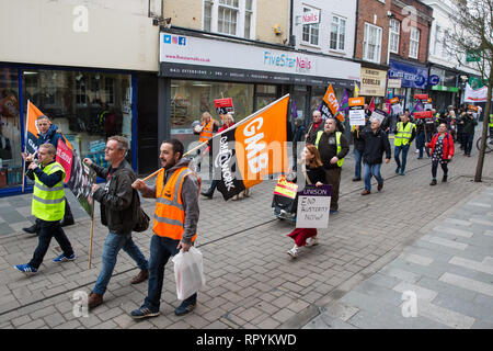 Maidenhead, Berkshire, Regno Unito. Il 23 febbraio, 2019. Membri del Windsor e Maidenhead rami del partito laburista e di Unison e GMB sindacati protestano in primo ministro Theresa Maggio sua circoscrizione contro previsto tagli di spesa di £6.8m al bilancio 2019/2020 dal Royal Borough of Windsor e Maidenhead. Oltre mille persone hanno firmato una petizione al consiglio chiedono una alternativa per i tagli. Credito: Mark Kerrison/Alamy Live News Foto Stock