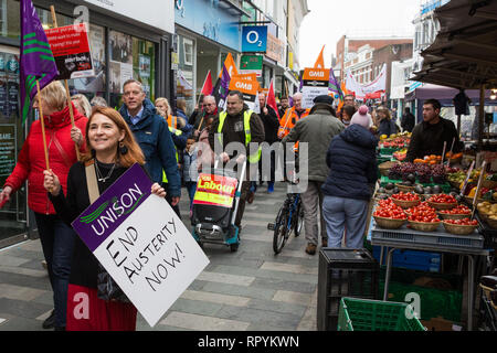 Maidenhead, Berkshire, Regno Unito. Il 23 febbraio, 2019. Membri del Windsor e Maidenhead rami del partito laburista e di Unison e GMB sindacati protestano in primo ministro Theresa Maggio sua circoscrizione contro previsto tagli di spesa di £6.8m al bilancio 2019/2020 dal Royal Borough of Windsor e Maidenhead. Oltre mille persone hanno firmato una petizione al consiglio chiedono una alternativa per i tagli. Credito: Mark Kerrison/Alamy Live News Foto Stock