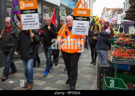 Maidenhead, Berkshire, Regno Unito. Il 23 febbraio, 2019. Membri del Windsor e Maidenhead rami del partito laburista e di Unison e GMB sindacati protestano in primo ministro Theresa Maggio sua circoscrizione contro previsto tagli di spesa di £6.8m al bilancio 2019/2020 dal Royal Borough of Windsor e Maidenhead. Oltre mille persone hanno firmato una petizione al consiglio chiedono una alternativa per i tagli. Credito: Mark Kerrison/Alamy Live News Foto Stock