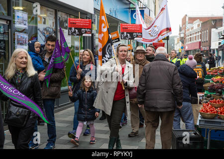 Maidenhead, Berkshire, Regno Unito. Il 23 febbraio, 2019. Membri del Windsor e Maidenhead rami del partito laburista e di Unison e GMB sindacati protestano in primo ministro Theresa Maggio sua circoscrizione contro previsto tagli di spesa di £6.8m al bilancio 2019/2020 dal Royal Borough of Windsor e Maidenhead. Oltre mille persone hanno firmato una petizione al consiglio chiedono una alternativa per i tagli. Credito: Mark Kerrison/Alamy Live News Foto Stock