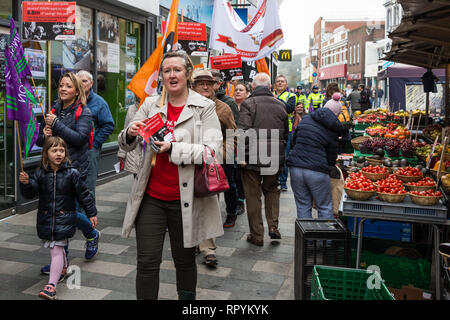 Maidenhead, Berkshire, Regno Unito. Il 23 febbraio, 2019. Membri del Windsor e Maidenhead rami del partito laburista e di Unison e GMB sindacati protestano in primo ministro Theresa Maggio sua circoscrizione contro previsto tagli di spesa di £6.8m al bilancio 2019/2020 dal Royal Borough of Windsor e Maidenhead. Oltre mille persone hanno firmato una petizione al consiglio chiedono una alternativa per i tagli. Credito: Mark Kerrison/Alamy Live News Foto Stock