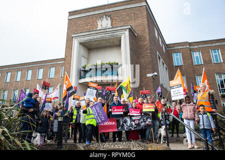 Maidenhead, Berkshire, Regno Unito. Il 23 febbraio, 2019. Matt Rodda, manodopera MP per la lettura di Oriente, unisce i membri del Windsor e Maidenhead rami del partito laburista e di Unison e GMB i sindacati a una protesta al di fuori Maidenhead Municipio in primo ministro Theresa Maggio sua circoscrizione contro previsto tagli di spesa di £6.8m al bilancio 2019/2020 dal Royal Borough of Windsor e Maidenhead. Oltre mille persone hanno firmato una petizione al consiglio chiedono una alternativa per i tagli. Credito: Mark Kerrison/Alamy Live News Foto Stock